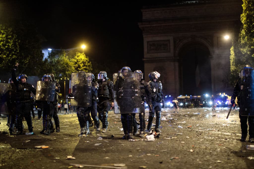 La madrugada en París fue escenario de enfrentamientos entre la Policía y cientos de personas tras la celebración del título de Francia en el Mundial de Rusia 2018.