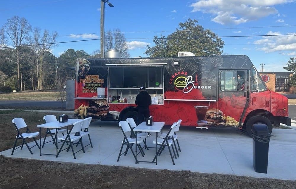 <b>Caracas Burger</b>
<br>
<b>Dirección</b>: 5556 Peachtree Blvd. Chamblee, GA. 30366
<br>
<b>Teléfono</b>: (786) 366-5378
<br>
<b>Sitio web</b>: 
<a href="https://www.instagram.com/ccsburger20/">https://www.instagram.com/ccsburger20/</a> 
<br>
<b><a href="https://www.yelp.com/map/caracas-burger-chamblee">Cómo llegar</a></b>
<br>
<br>Sirve comida rápida y 
<b><a href="https://l.instagram.com/?u=https%3A%2F%2Fdrive.google.com%2Ffile%2Fd%2F1eSbNXNaUiNG5UC_QY1rVfH3S6eVsZeR8%2Fview%3Fusp%3Ddrivesdk&e=AT1DS8nXZyGdaEvdRSN3j1L79kzg09H-ymprHPg5BUulNjZo-8TERZ1UJ2r3Ysw5uWpafLdIj-p5H0DHQUeB0BDJxqBfL6xXpXB4z5nJgtnkVwtaksRcGw">platillos venezolanos</a></b>.