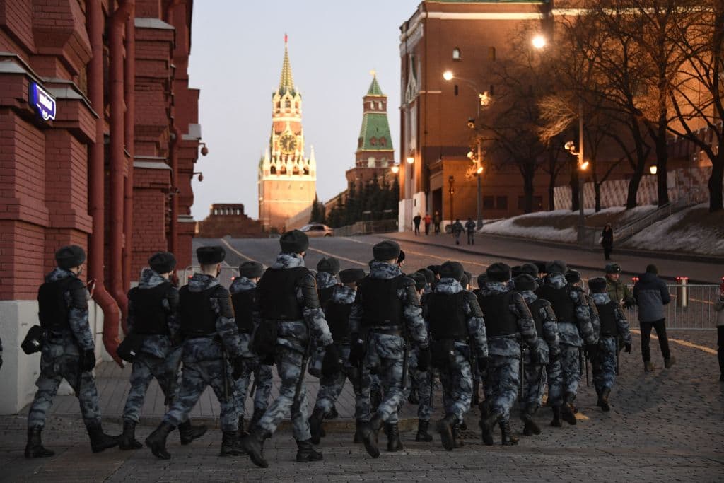 La policía bloqueaba una calle en el centro de Moscú para evitar que manifestantes transitaran por la zona.