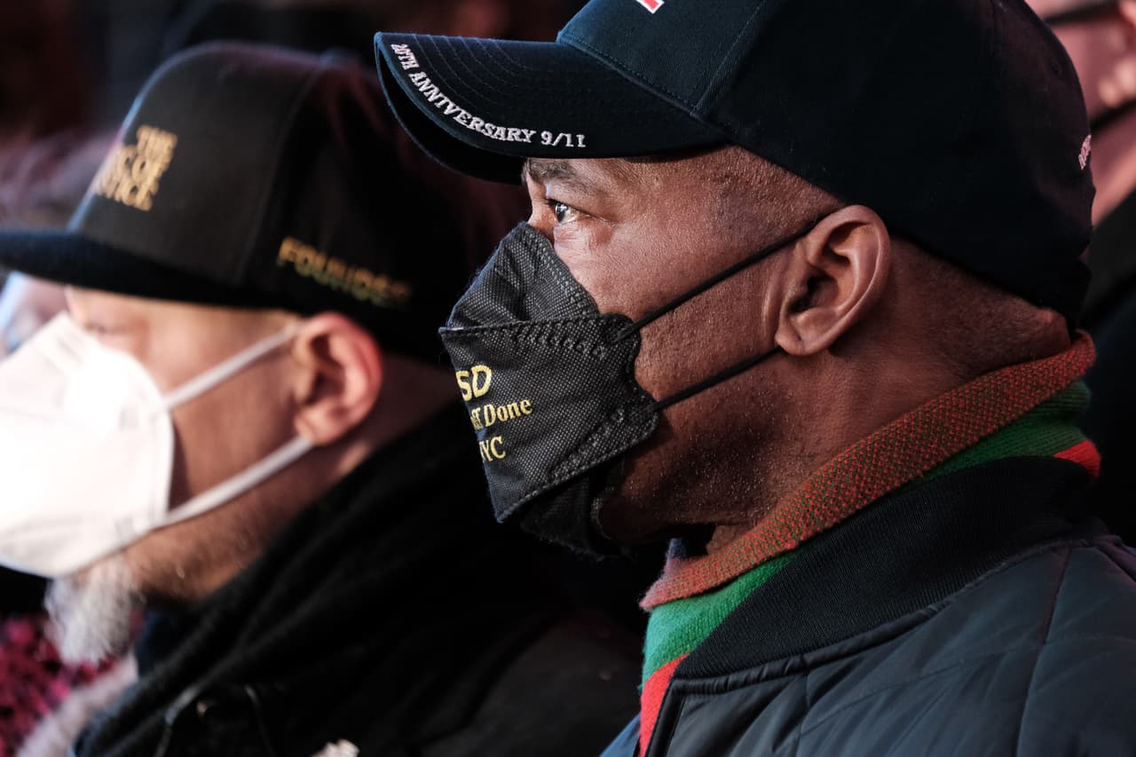 Muchas figuras públicas, entre ellas el alcalde Eric Adams, se unieron a la vigilia para presentar sus respetos a la víctima.