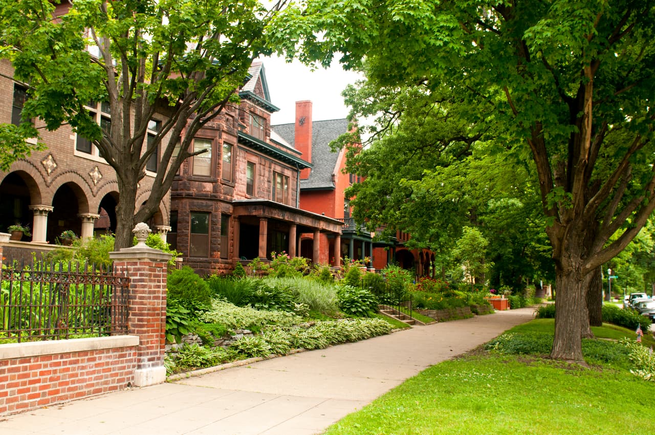 <b>Puesto 11. St. Paul, Minnesota.</b>
<br>
<br>Precio promedio de una residencia unifamiliar: 229,000 dólares.
<br>Renta mensual: 1,525 dólares.
<br>Cuota inicial del 20% para hipoteca: 45,800 dólares.
<br>Pago mensual de la hipoteca (luego del 20% de inicial): 1,089 dólares. 
<br>Diferencia entre alquiler e hipoteca mensual: 436 dólares.
<br>Ahorro al comprar en lugar de alquilar: 5,232 dólares al año.
<br>