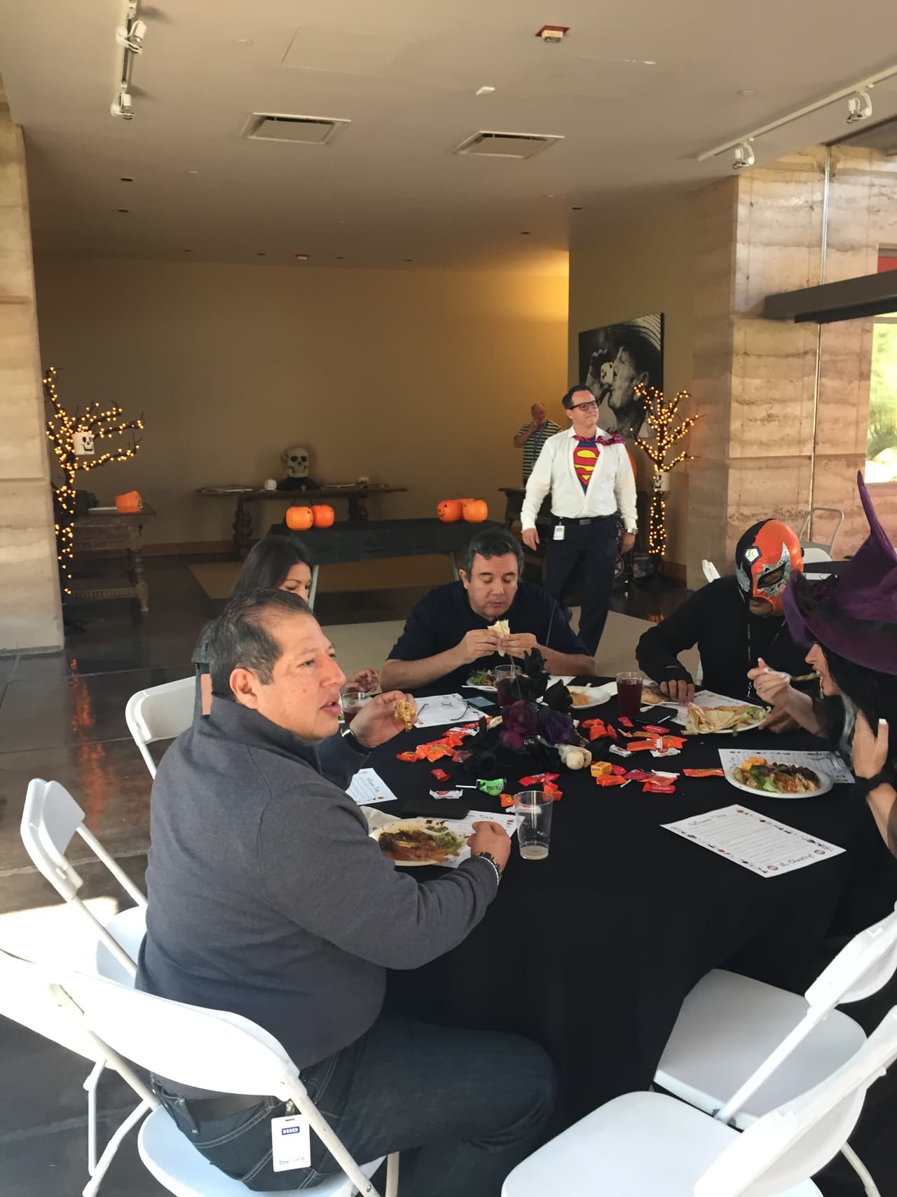 Disfraces, concursos y mucha diversión en la celebración de Halloween en Univisión Arizona.