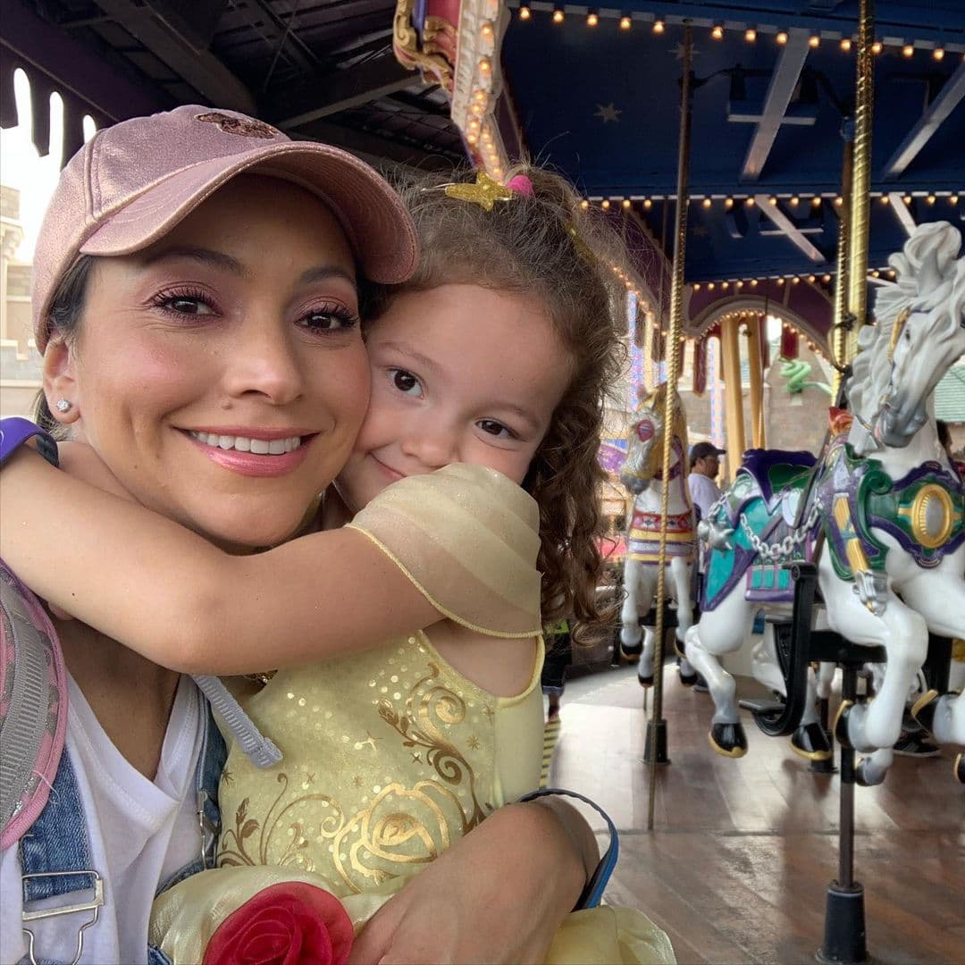 Satcha está orgullosa de su niña, quien a su corta edad ha demostrado ser una niña valiente e inteligente.