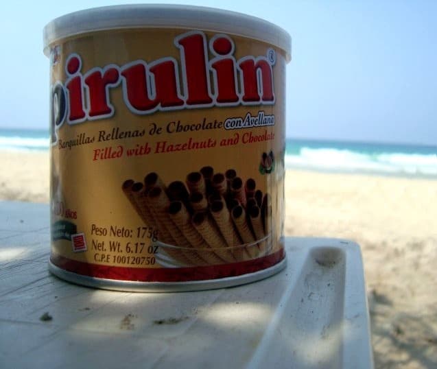 <b>Pirulin</b>
<br>Esta galleta delgada en forma de canutillo rellena de cacao es un orgullo de los venezolanos, que los ha acompañado desde 1980. El pirulin puede comerse solo, con helado o con un café.