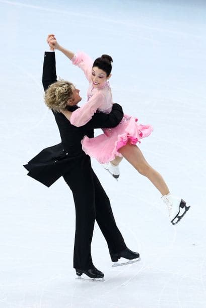 Meryl Davis y Charlie White se han proclamado hoy campeones olímpicos de danza de patinaje artístico en Sochi 2014, una vez disputado el programa libre en el que mantuvieron el liderato que el domingo alcanzaron en el corto. Davis y White, primera pareja de EEUU en ganar un Mundial y que llegaron a Sochi como subcampeones olímpicos, se impusieron en el Palacio Iceberg con 195,52 puntos y un programa largo con música de 'Sherezade", de Nikolai Rimski-Korsakov. Superaron a los defensores del título, los canadienses Tessa Virtue y Scott Moir, que se colgaron la plata con 190,99. El bronce ha sido para la pareja rusa integrada por Elena Ilinykh y Nikita Kapsalapov, con 183,48. Meryl y White llevan 17 años patinando juntos.
