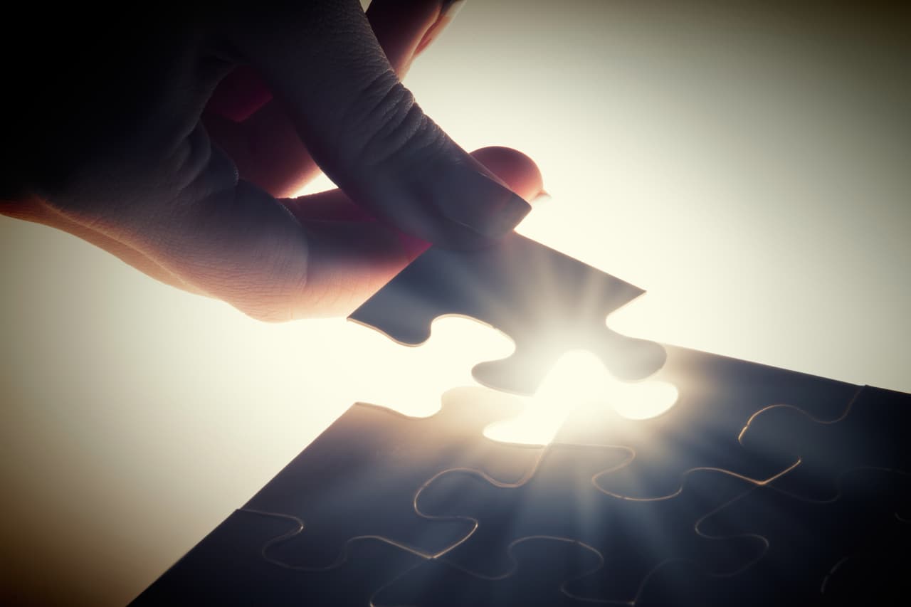 Deberás efectuar algunos cambios y ajustes en tus planes de fines de semana, pero serán necesarios para poder sacarle el mejor partido a las circunstancias económicas que están apareciendo. Resolverás tus problemas si combinas tus impulsos emocionales con un poco de tacto, sentido común y diplomacia. En cuanto al plano sentimental, el amor se consolida y en el caso de solteros y solteras se abre un nuevo mundo de compromisos serios.
<br>