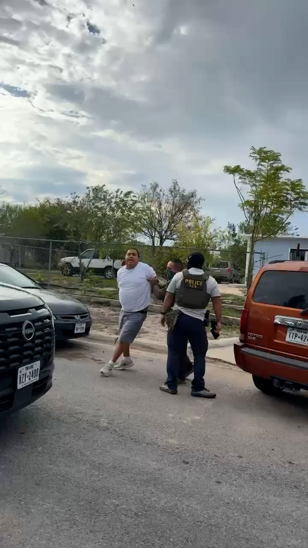 ICE hace uso de la fuerza para detener a un hombre