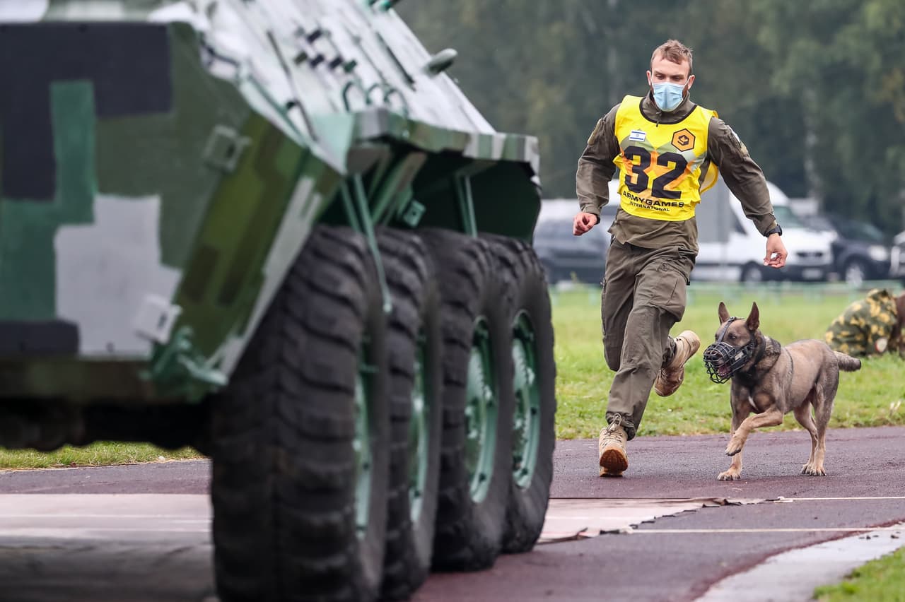 El equipo de Israel en la competencia llamada ‘amigo verdadero’ donde participan tropas con perros entrenados. Según
<a href="https://e.vnexpress.net/news/news/vietnamese-artillery-to-make-international-army-games-debut-4121052.html"> <u>reseña un medio vietnamita</u></a>, el ministro de defensa ruso, Sergei Shoigu, dijo en enero que fueron invitadas 90 naciones a participar en los juegos de este año, incluidas las de la OTAN.
<br>
<br>