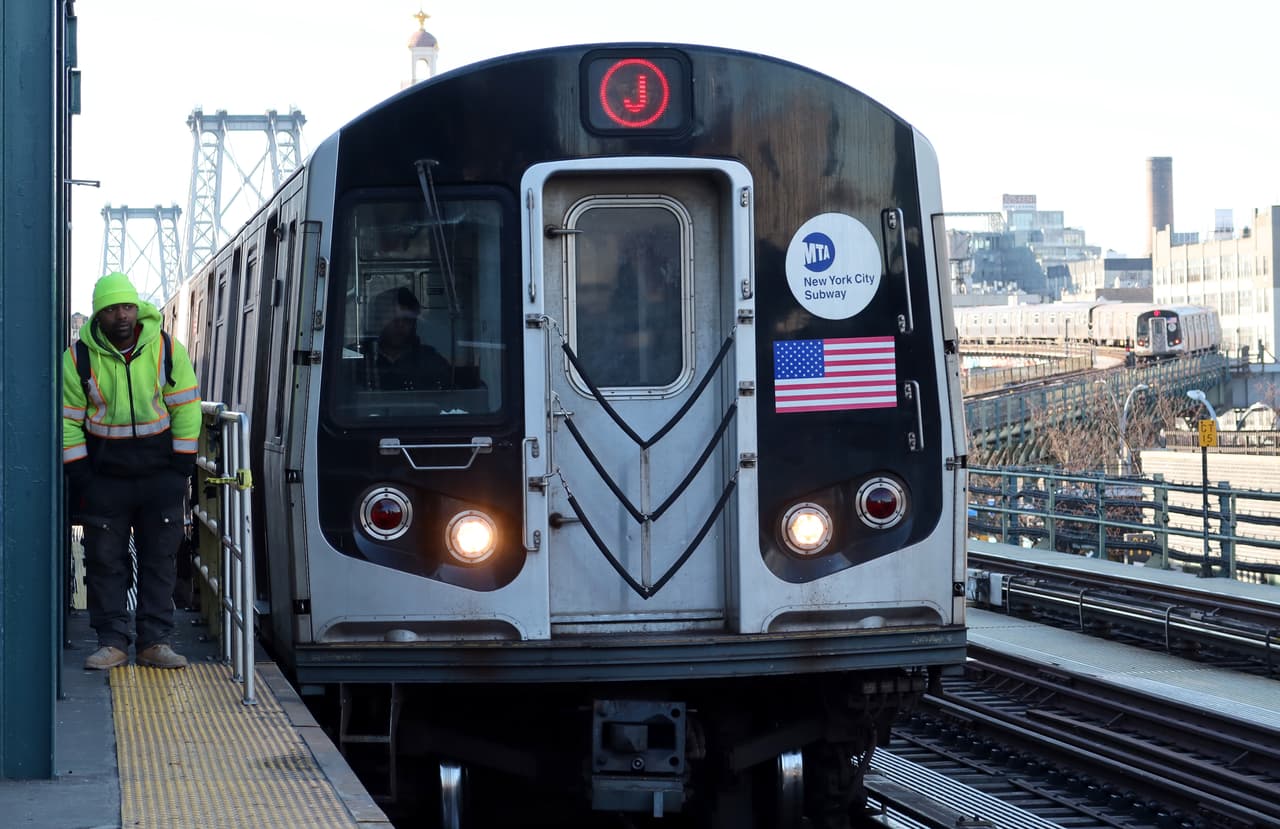 "Surfista" del subway muere tras caer de un tren en movimiento en Brooklyn 