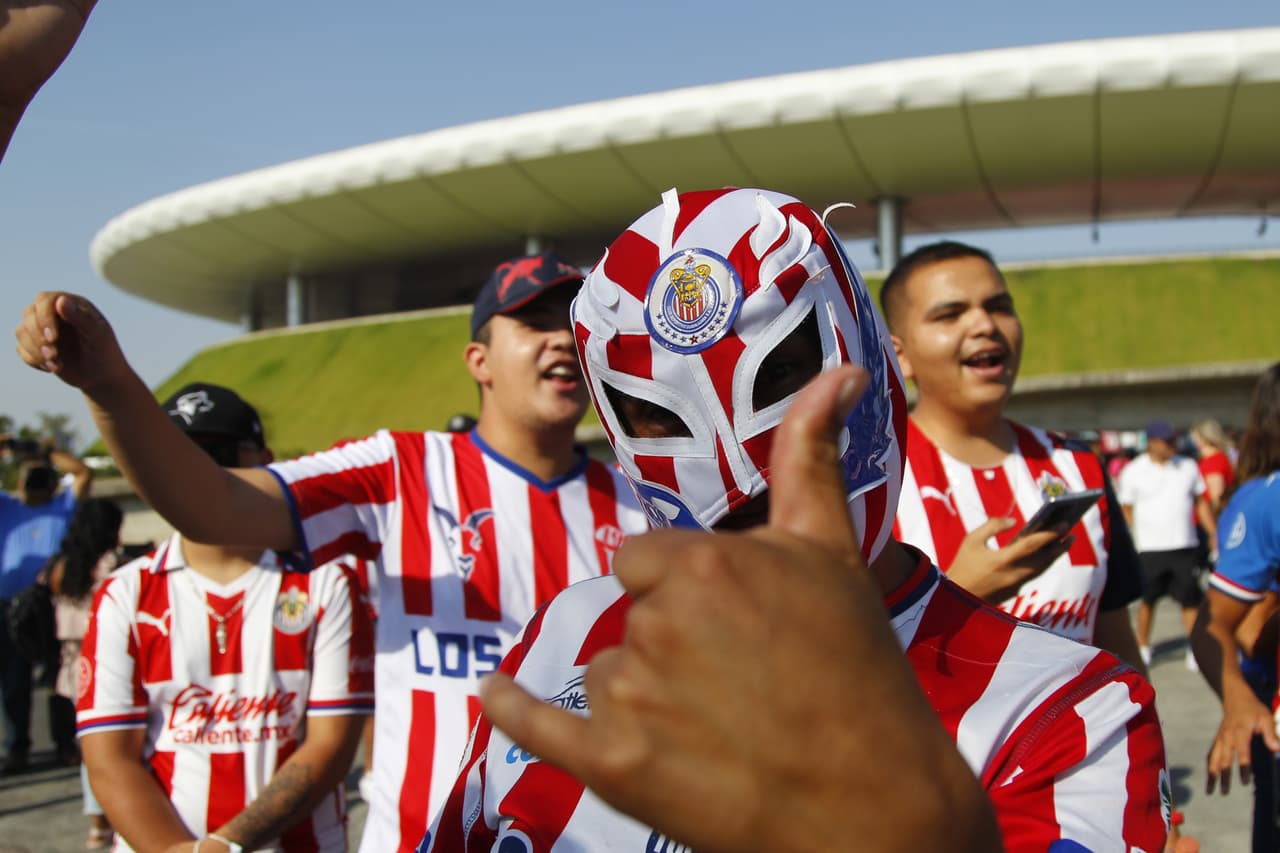 La afición de Chivas, siempre fiel y presente en el Akron.