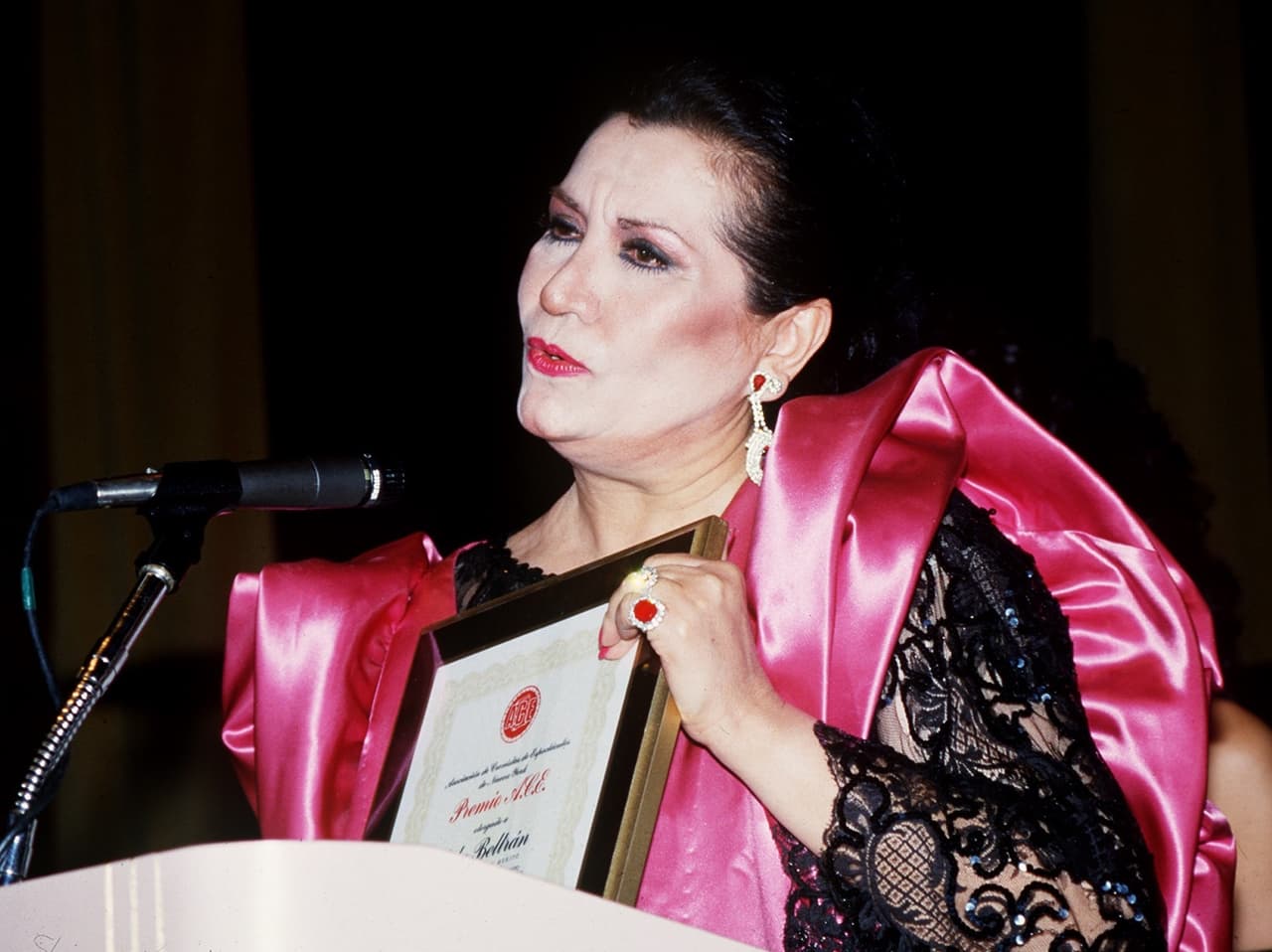 La también cantante comentó que la vida de su madre 
<b>"es muy interesante"</b>, ya que "tuvo una relación estrecha con Tomás Méndez, con José Alfredo Jiménez y con Cuco Sánchez", todos ellos considerados iconos de la canción ranchera mexicana.