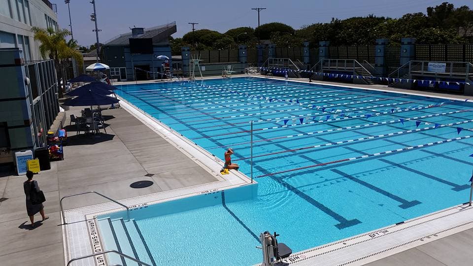 El pase familiar en Santa Monica Swim Center es de 16 dólares para quienes no son residentes de la zona y está ubicado cerca de la playa.