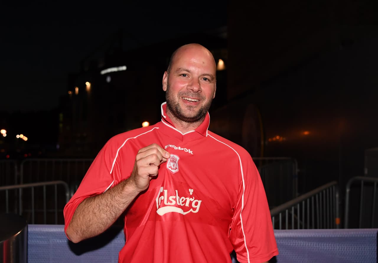 No solo en Anfield, también afuera de Stamford Bridge, algunos aficionados se dieron cita y esperaron el resulltado entre Chelsea y Manchester City.