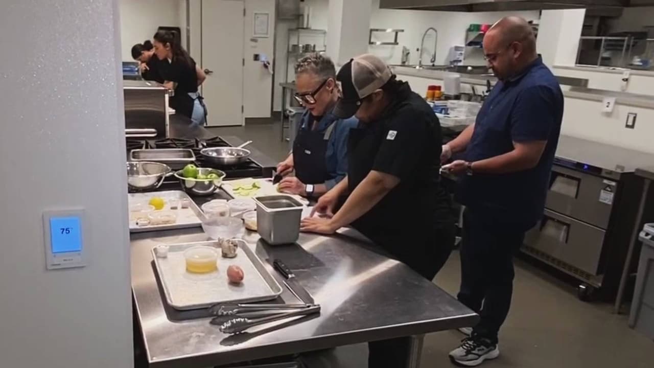 El programa Teaching Kitchen se ofrece en la cocina del hospital St. Barnabas semanalmente, con el objetivo de que aprendas a cocinar los platillos que más te gustan, pero de una forma saludable. Allí conoces cómo remplazar algunos ingredientes que pueden ser dañinos para tu salud y esta comida la puedes llevar a casa. La clases se ofrecen en diferentes horarios y los fines de semana también están disponibles, además, no tienes que llevar nada y el costo por los ingredientes es de $5. 
<b><a href="https://www.univision.com/local/nueva-york-wxtv/aprender-cocinar-platillos-nutritivos-nueva-york" target="_blank">Más información aquí. </a></b>