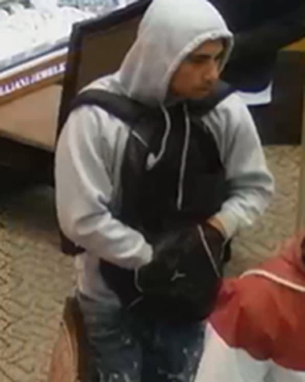 Se llevaron miles de dólares de mercancía, pero además
<a href="https://www.facebook.com/modestopolice/posts/10162103749105043?__tn__=-R" target="_blank">revivieron el temor de los clientes, ya que los martillazos sonaron como disparos</a>, provocando p´ánico entre los visitadores del centro comercial.