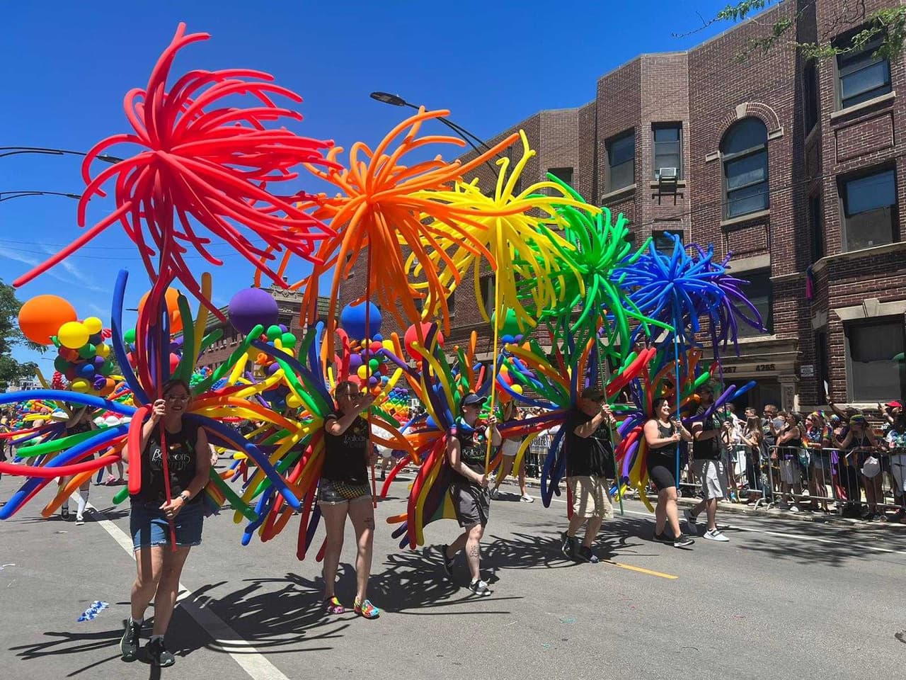 Orgullo gay Chicago desfile 2022. Las calles de Chicago se pintaron de colores debido a que se realizó el desfile del orgullo de la comunidad LGBTQ+.