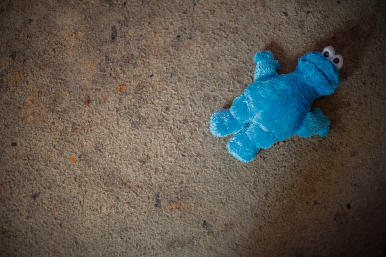 "The house is like a battlefield," says Jennifer. Jason dirties a lot of clothes and sheets. But at home you can see that he is comfortable: he walks, plays with his stuffed animals and laughs, and is familiar with every corner of the house.