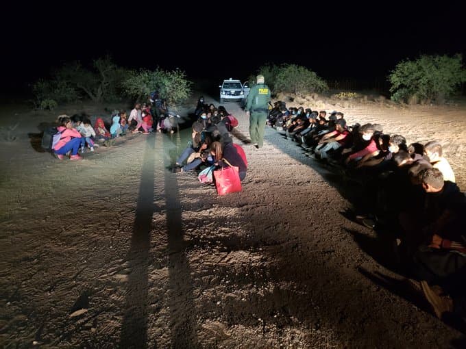 Junio 21 - Agentes asignados a la estación Three Points se encontraron con más de 100 migrantes cerca de San Miguel. Más de 80 de ellos eran niños no acompañados de Guatemala y Honduras. Todos fueron transportados a Tucson para su procesamiento.