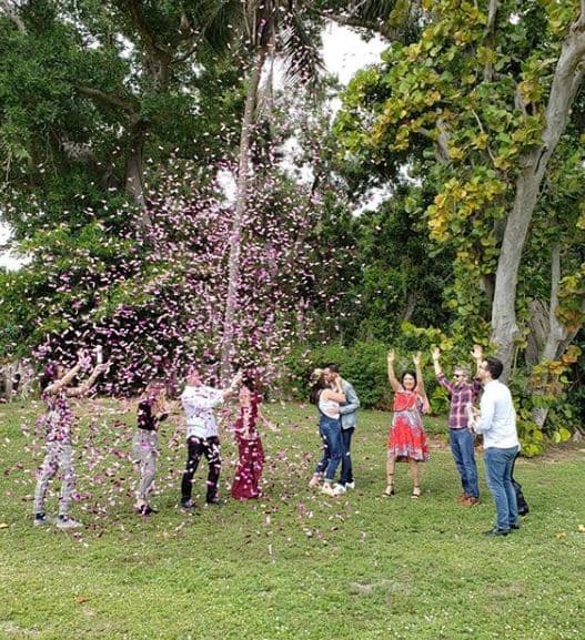"Feliz Día de Acción de Gracias. Tengo tanto que agradecer en este día... Mi familia y yo estamos sanos, estoy contentísima con mi trabajo, me casé con el amor de mi vida y ahora esperamos la llegada de nuestro bebé y hoy comparto que es...", reveló Gabriella.