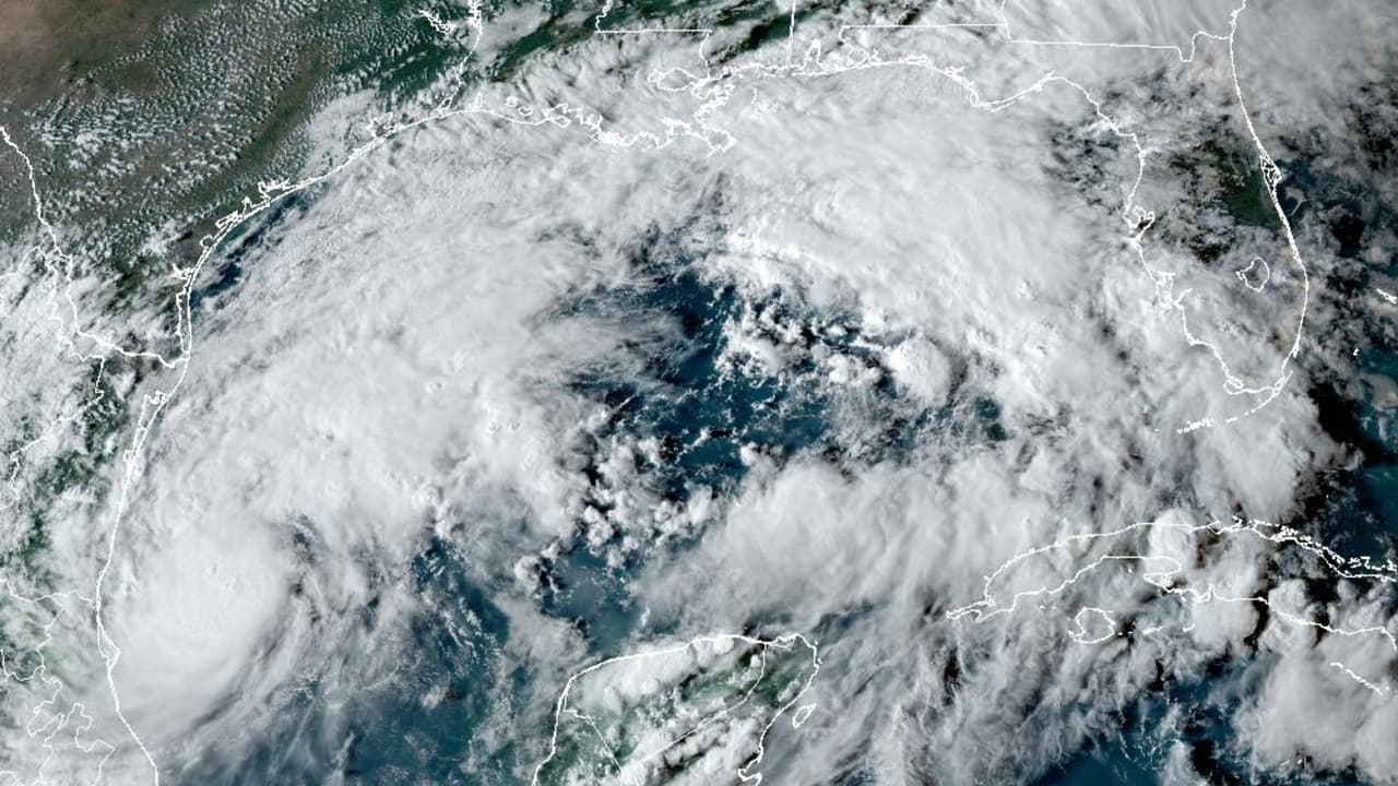 Milton se convierte en tormenta tropical: emiten alerta de huracán en Florida