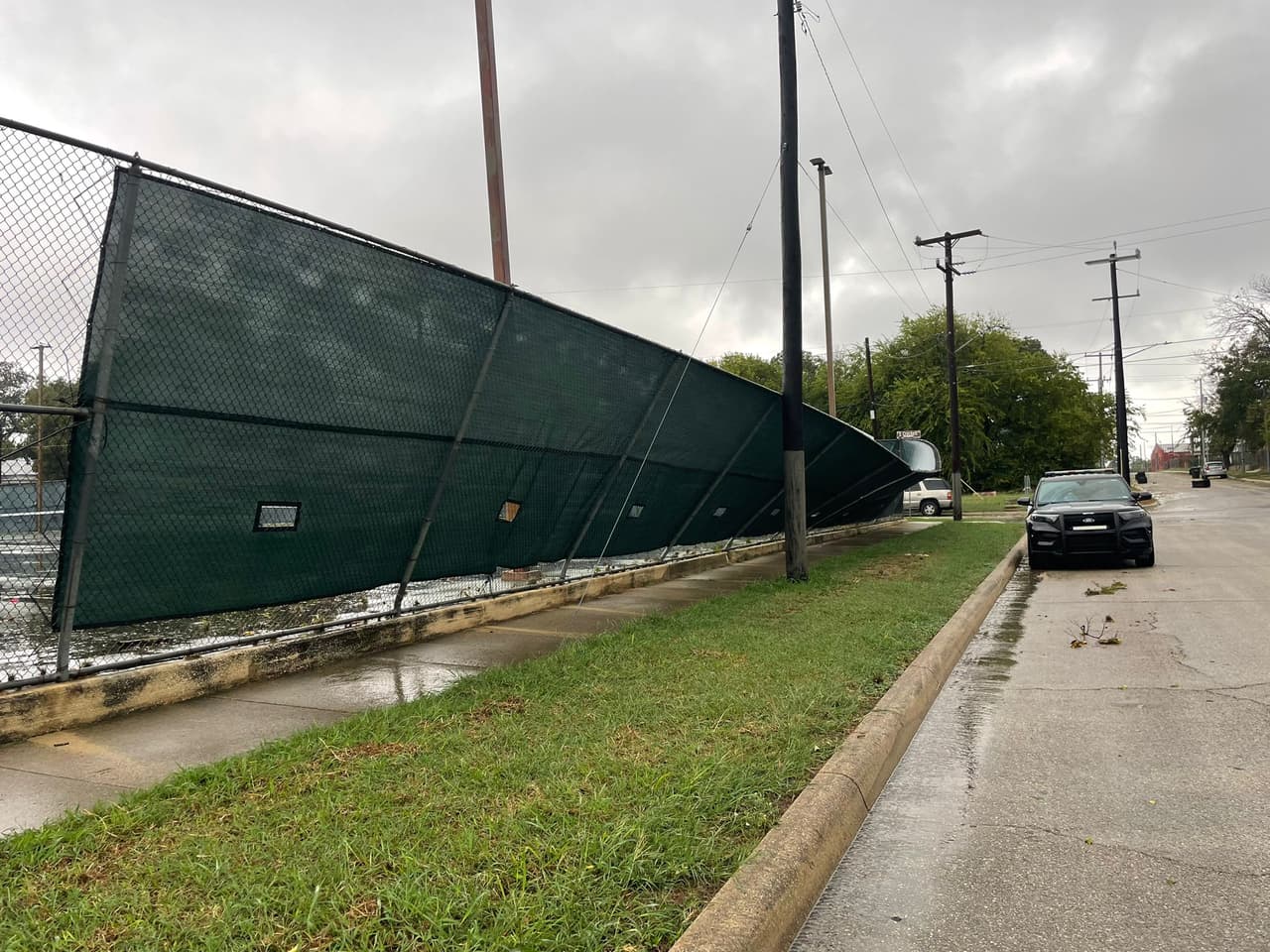 Los fuertes vientos por el paso de posibles tornados dejaron cercas caídas y algunos daños en San Antonio.