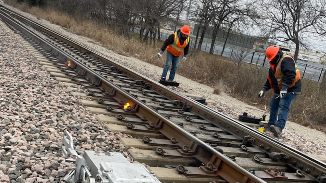 <b>Desde las 5:00 a.m. hasta las 10:00 p.m</b>., los siguientes centros de tránsito de DART estarán disponibles:
<br>🚆 
<b>J.B. Jackson Jr. Transit Center/MLK Jr. Station </b>(
<a href="https://maps.app.goo.gl/jA9GHv1RvxR6ve4W7" target="_blank">1412 S. Trunk Ave., Dallas 75210</a>)
<br>🚆 
<b>CBD West Transfer Center</b> (
<a href="https://maps.app.goo.gl/wAxkUdUSXVdLHdpD6" target="_blank">920 San Jacinto Street, Dallas 75202</a>)
<br>🚆 
<b>Estación Downtown Irving/Heritage Crossing</b> (
<a href="https://maps.app.goo.gl/ksJg3EsLPFHLpr4b8" target="_blank">201 Rock Island Rd., Irving 75060</a>)
<br>🚆 
<b>Centro de Tránsito de South Garland</b> (
<a href="https://maps.app.goo.gl/GgpxazQFYCo6jjsB6" target="_blank">4051 Leon Road, Garland 75041</a>)