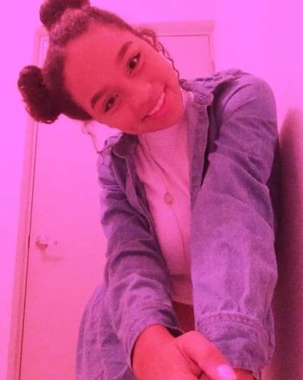 Alondra siempre tiene su pelo suelto, pero a veces lo recoge con su estilo particular, ¿te gusta?