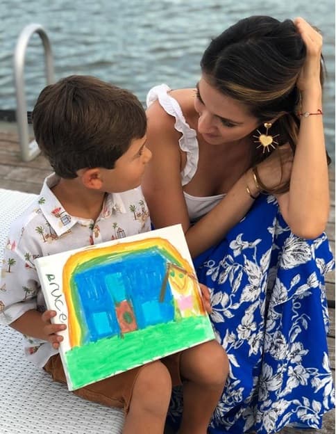 Maity Interiano visitó a sus sobrinos postizos, los hijos de Satcha Pretto, y se ganó un dibujo del pequeño Bruce.