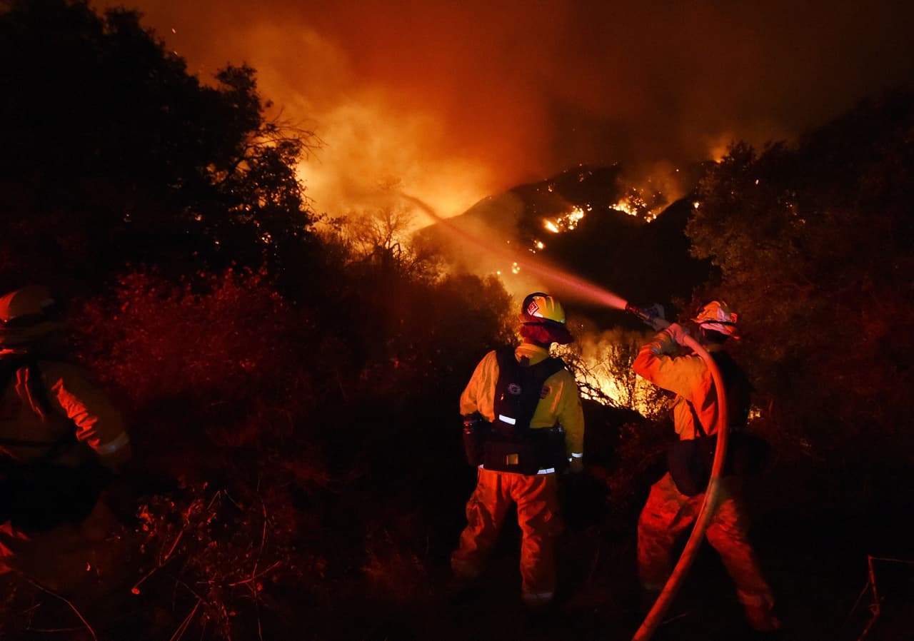 Los bomberos atacan uno de los frentes del fuego en Fair Oaks Canyon