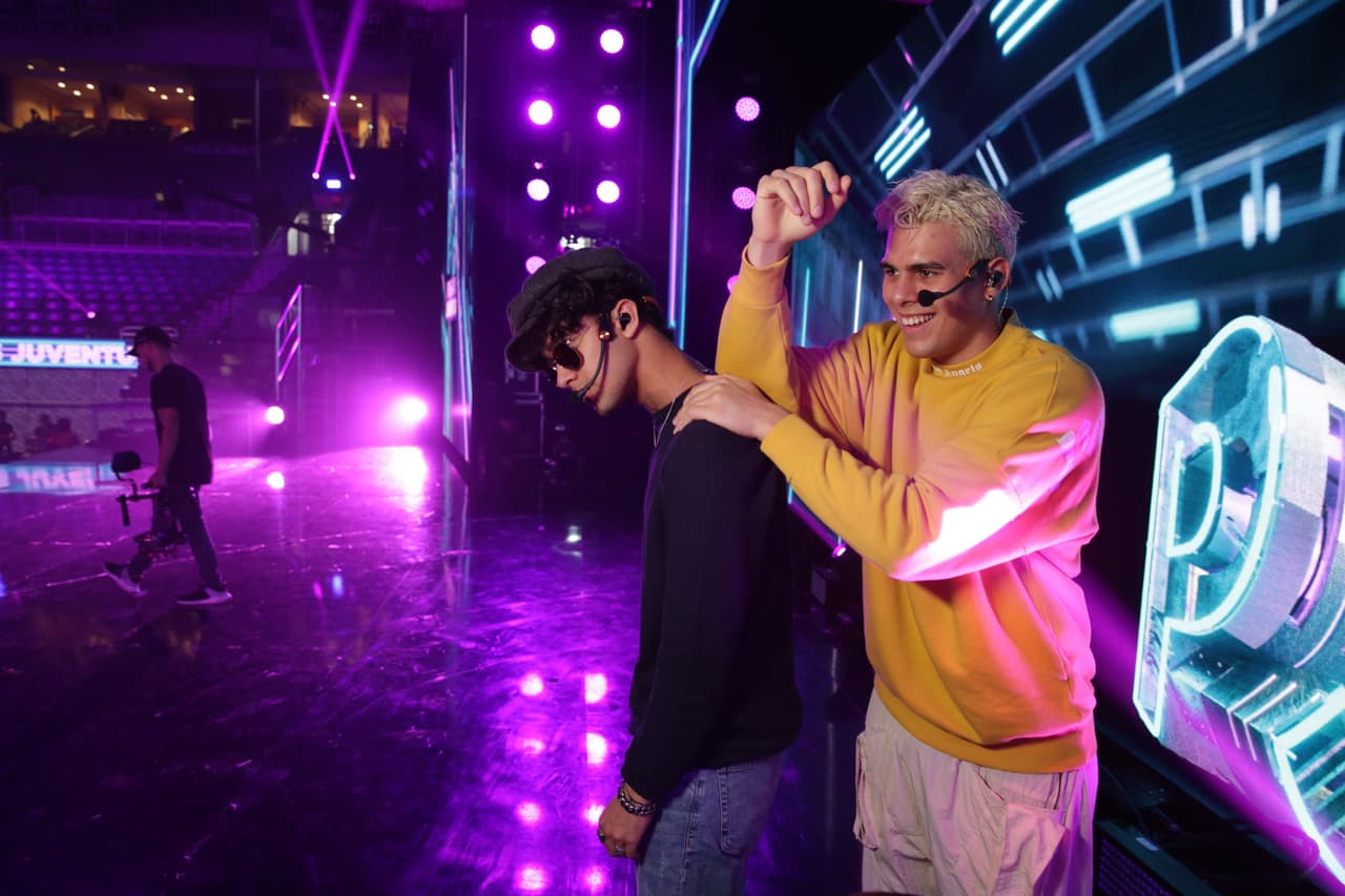 En algún momento del ensayo, Joel se quejó de un leve dolor de cuello y Zabdiel se ofreció para hacerle un masaje regenerador.