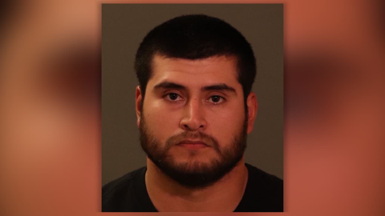 Arrestan a entrenador de escuela preparatoria por pedirle fotos desnudas a una estudiante