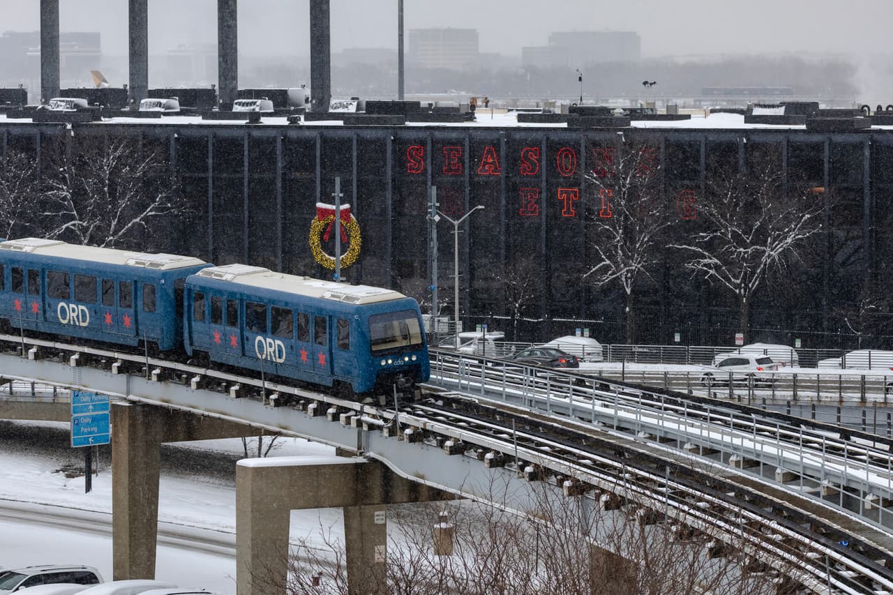 El tráfico hacia el aeropuerto también fue complicado. El padre de Barney tuvo que dejarlo cerca de la agencia de alquiler de autos para que pudiera tomar el tren interno.
<br>
<br>“
<b>Tuviste Acción de Gracias. Y encima, la nieve</b>”, comentó. “Gracias a Dios que el gobierno no ha cerrado también".