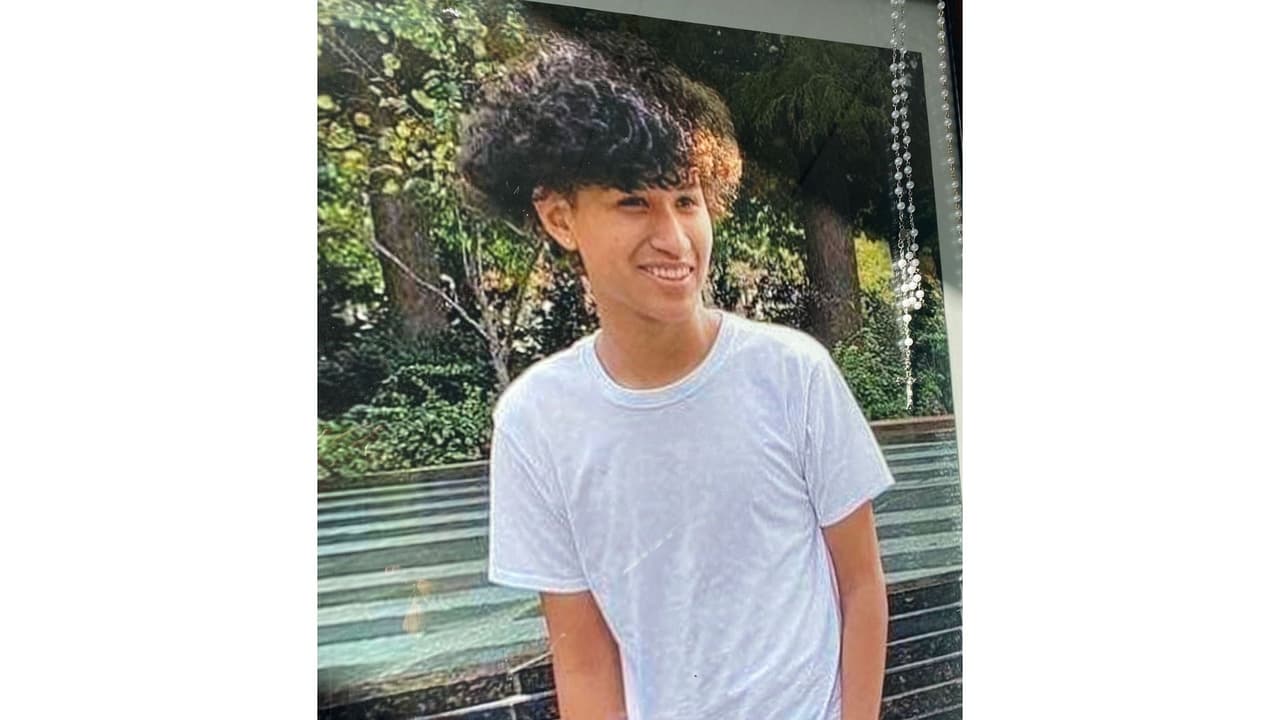 <b>Salvador Milán</b>, de 16 años, fue asesinado a 5 minutos de salir de su casa en el sur de Dallas. 
<b>Su cuerpo quedó en el auto de los sospechosos del crimen</b>, dice la familia del joven.