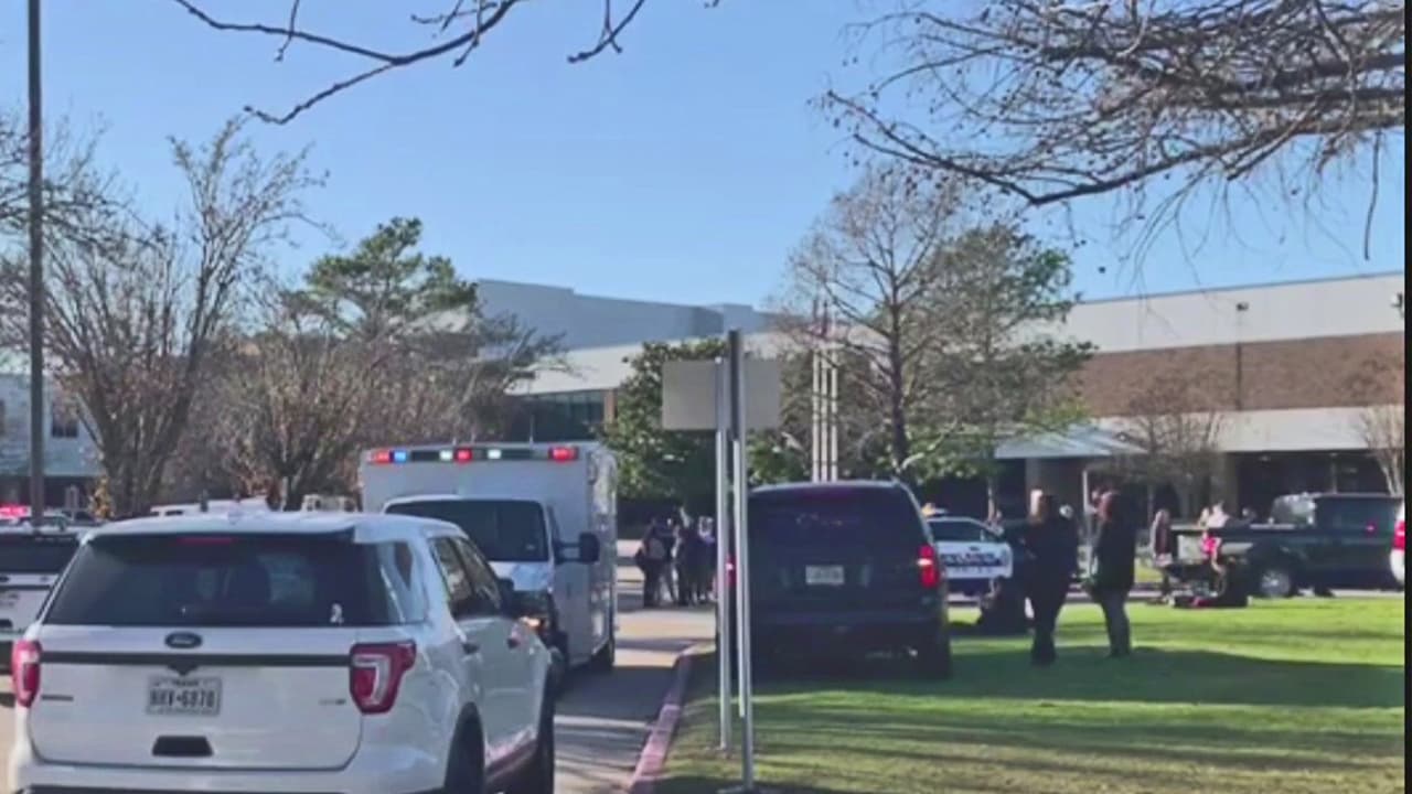 Arrestan a dos jóvenes bajo cargos de hacer estallar juegos pirotécnicos en una secundaria de Klein ISD