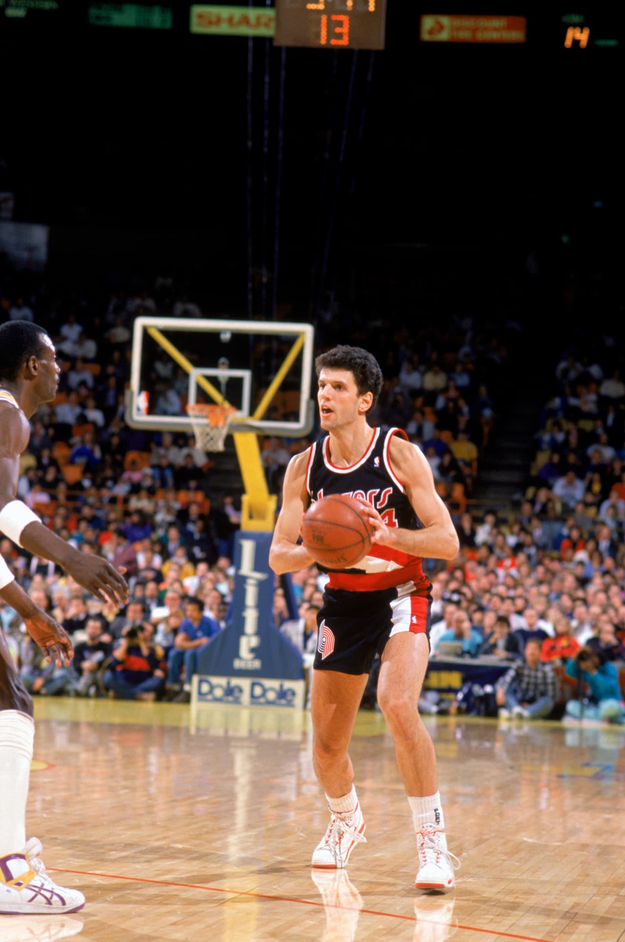 El croata Drazen Petrovic, una estrella de la NBA, murió en un accidente de autos en el verano de 1993 cuando estaba en Alemania tras una concentración con la selección de su país.