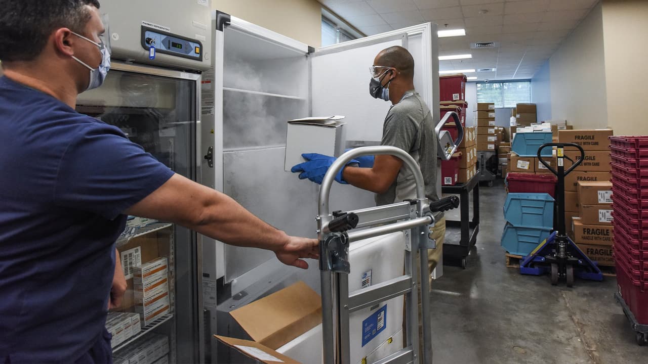 Las condiciones médicas que ponen a las personas en alto riesgo incluyen cáncer, enfermedad renal crónica, enfermedad pulmonar obstructiva cónica, afecciones cardíacas, trasplantes de órganos, obesidad, embarazo, anemia de células falciformes y diabetes tipo 2.
<br>