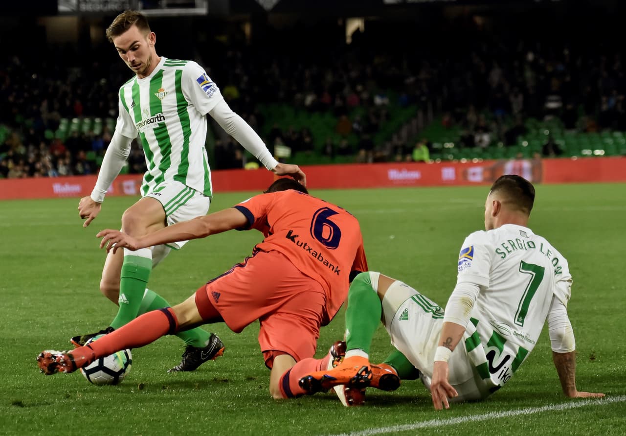 La Real sorprendió al equipo verdiblanco por sus ganas de disputarle el protagonismo y el balón.