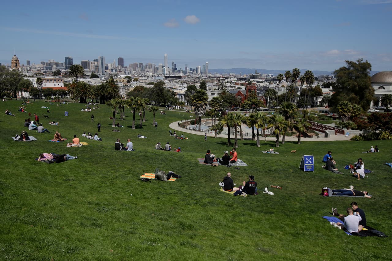 San Francisco y el resto de los condados el Área de la Bahía se convirtieron en la primera región de Estados Unidos en emitir un 
<a href="https://www.univision.com/local/san-francisco-kdtv/coronavirus-condados-de-la-bahia-de-san-francisco-ordenan-un-toque-de-queda-para-7-millones-de-residentes" target="_blank">“toque de queda”</a> limitado para prevenir 
<a href="https://www.univision.com/local/san-francisco-kdtv/coronavirus-suman-335-casos-en-california-y-dos-terceras-partes-estan-en-la-bahia-de-san-francisco" target="_blank">la propagación del coronavirus</a>, el cual afecta desde el pasado 17 de marzo a casi 8 millones de residentes.