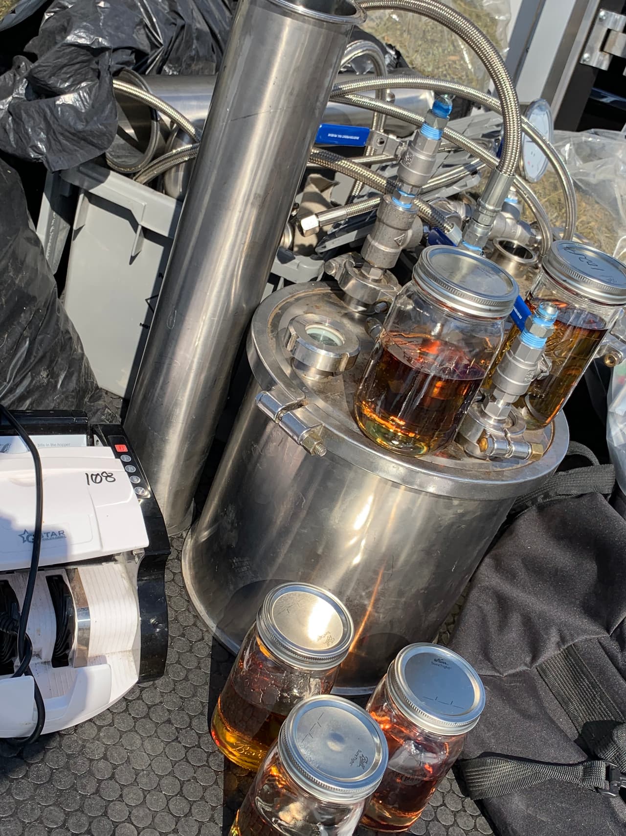 "Estamos enfocados en proteger a los adultos jóvenes en nuestra comunidad", dijo el Sheriff Penzone. "No toleraremos actividad criminal dirigida a la adolescencia con fines de lucro y a expensas de la salud”, continuó el Sheriff. 
<br>