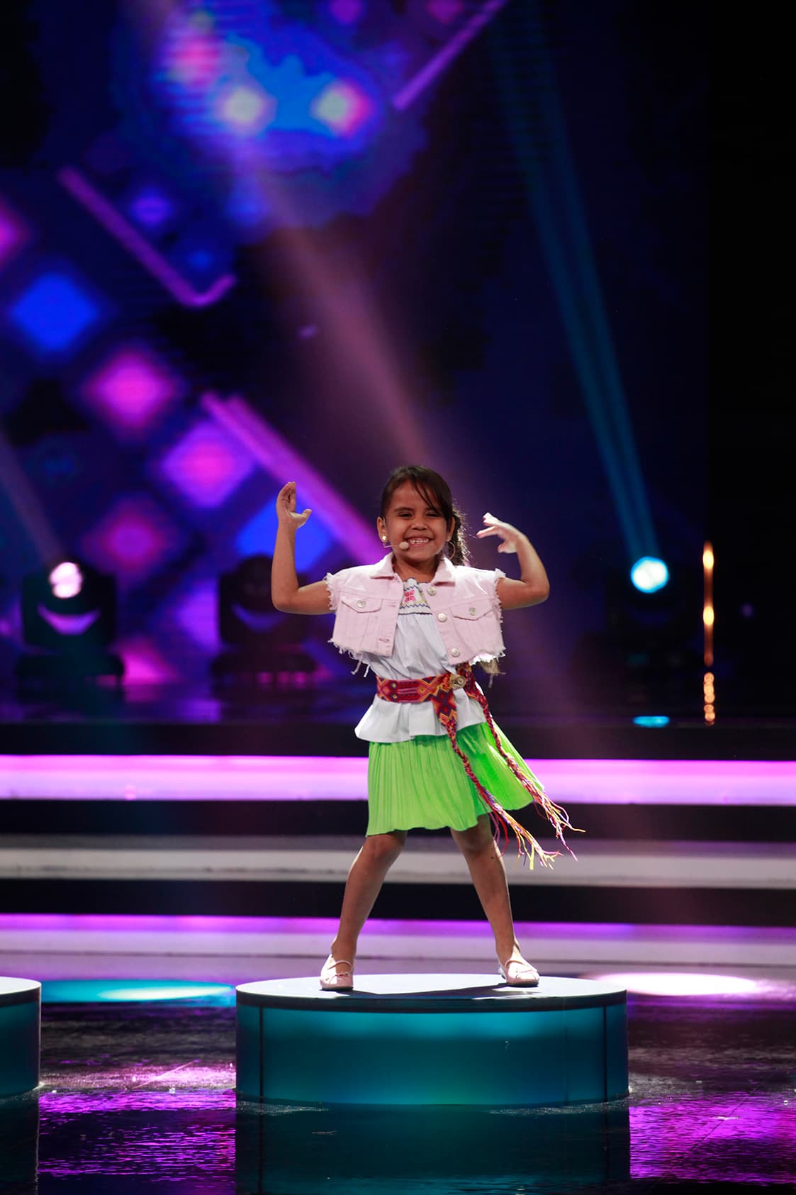 La pequeña mostró que lo suyo también podría ser el baile.