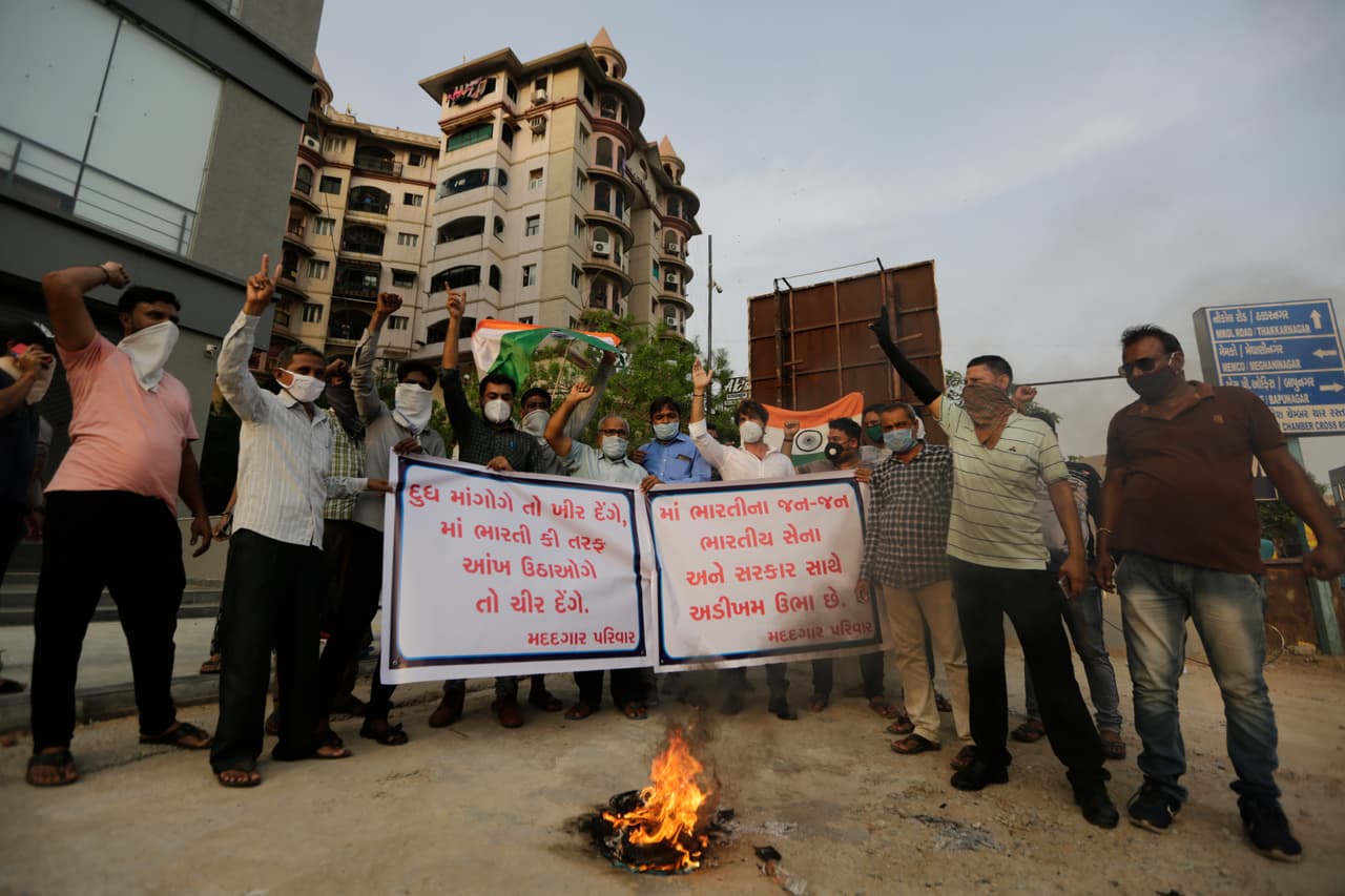 Unas personas gritan consignas durante una protesta contra China, este martes 16 de junio de 2020, en Ahmedabad, India.