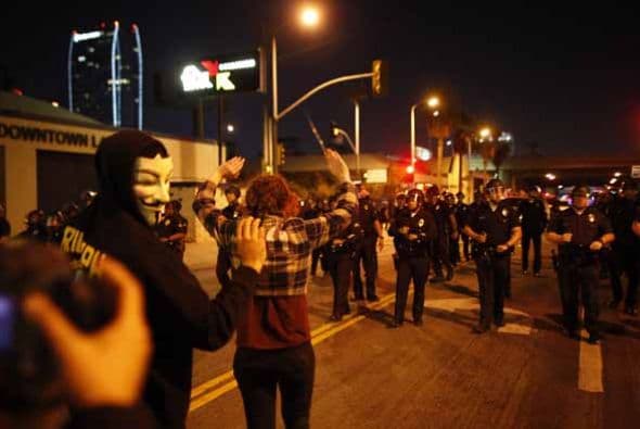 11 DE AGOSTO: El FBI abre una investigación sobre la muerte de Brown. La familia de Brown llama a la calma a sus vecinos, pero no sirve de nada. Esa noche policías antimotines disparan gas lacrimógeno y balas de goma para tratar de dispersar a la multitud. Con la información de Univision.com