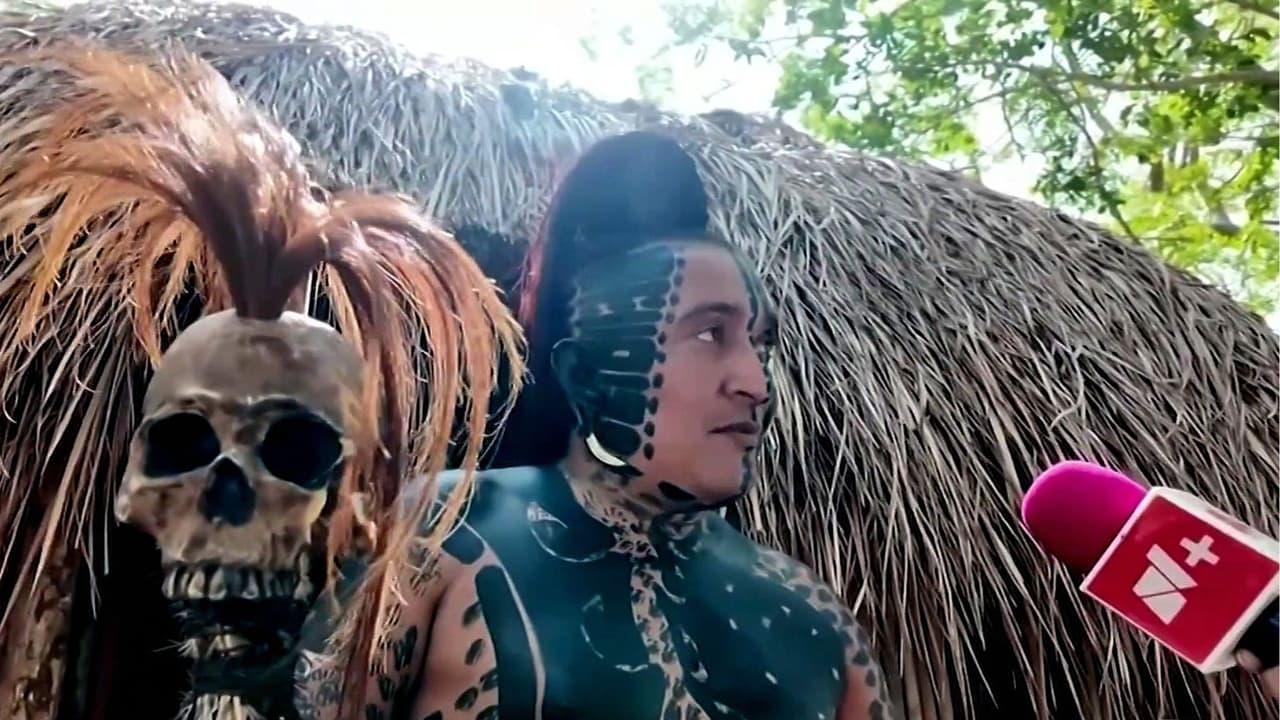 'El último maya' honra su historia familiar y entrega una pelota ancestral a un museo de México