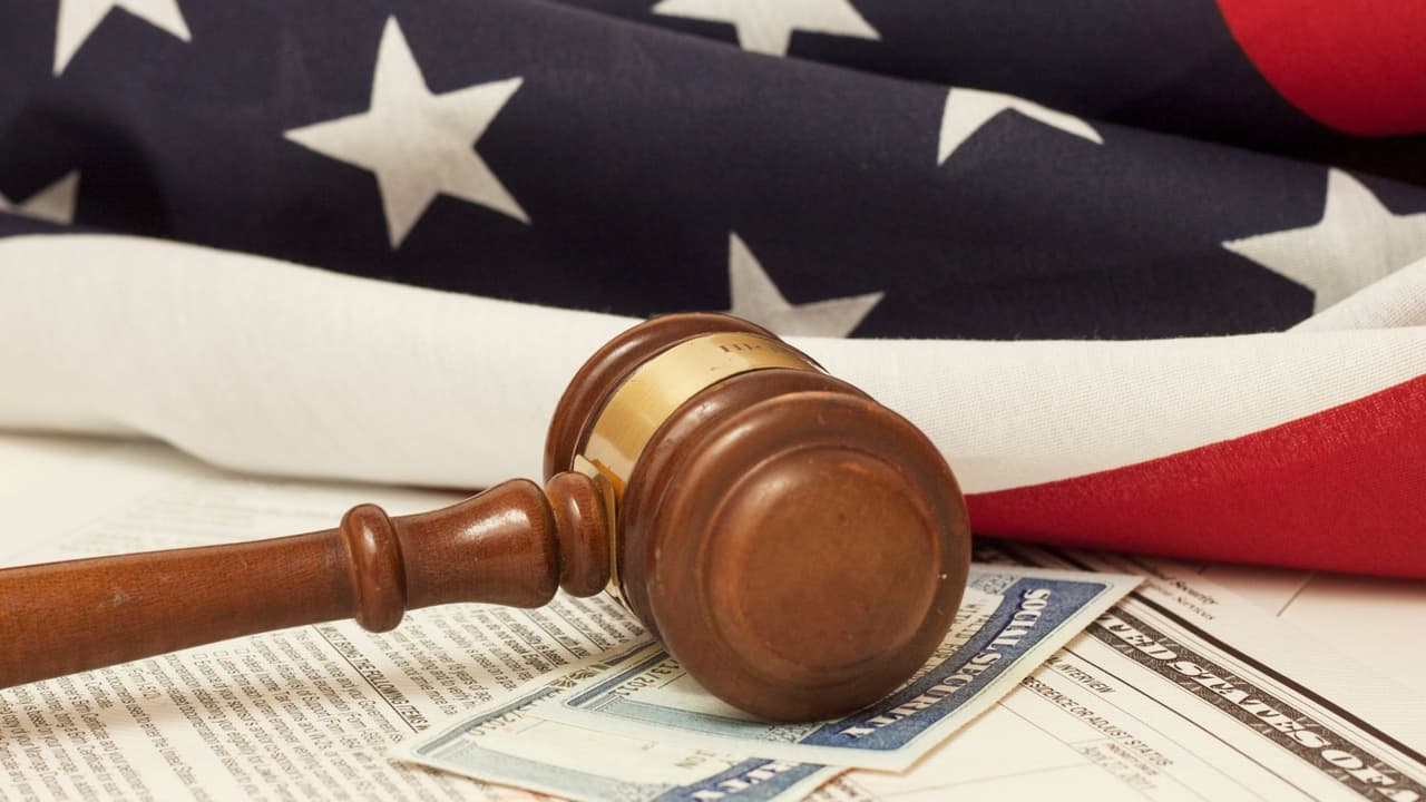 María no solo perdió dinero. 
<b>Perdió tiempo valioso en el proceso migratorio de su hermano.</b> Ahora debe empezar de cero.