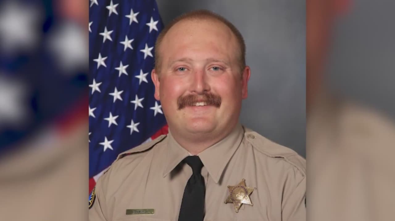 “Era muy buena gente”: Último adiós al oficial Randy Hoppert, asesinado al cumplir con su deber en Porterville