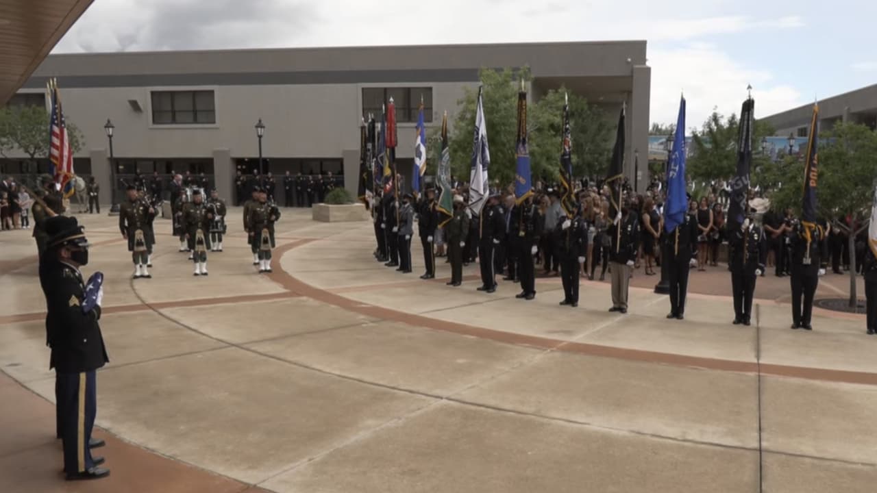 La última llamada: Uno de los momentos más emotivos del funeral fue cuando por los altoparlantes hacen la última llamada por radio al agente, le hablan en cuatro ocasiones y al final se escucha: "agente caído".