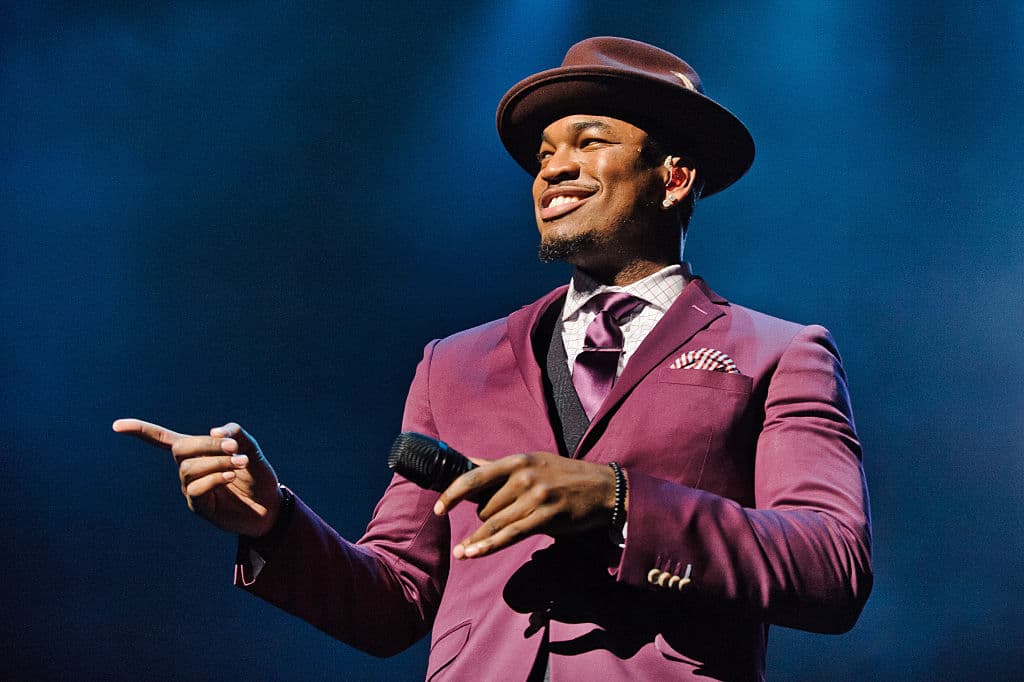 Ne-Yo Jumps On Stage With Fan Who Is Performing Karaoke To His Song 