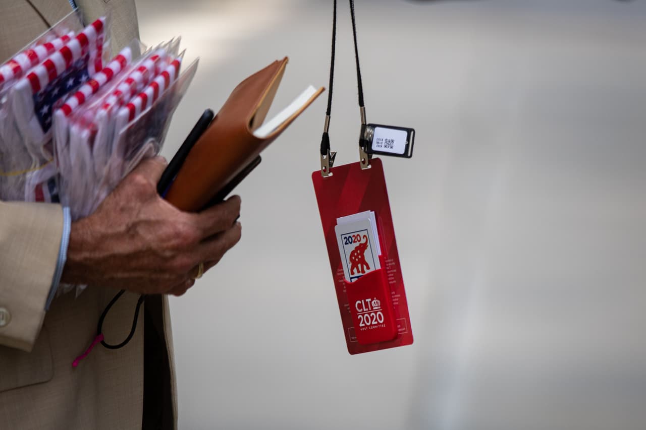 <a href="https://www.univision.com/temas/joe-biden">Joe Biden</a> y la senadora Kamala Harris se alzaron este jueves con 
<a href="https://www.univision.com/noticias/elecciones-en-eeuu-2020/decencia-ciencia-y-democracia-son-la-eleccion-joe-biden-acepta-la-nominacion-presidencial-en-la-convencion-democrata">la candidatura del Partido Demócrata.</a>