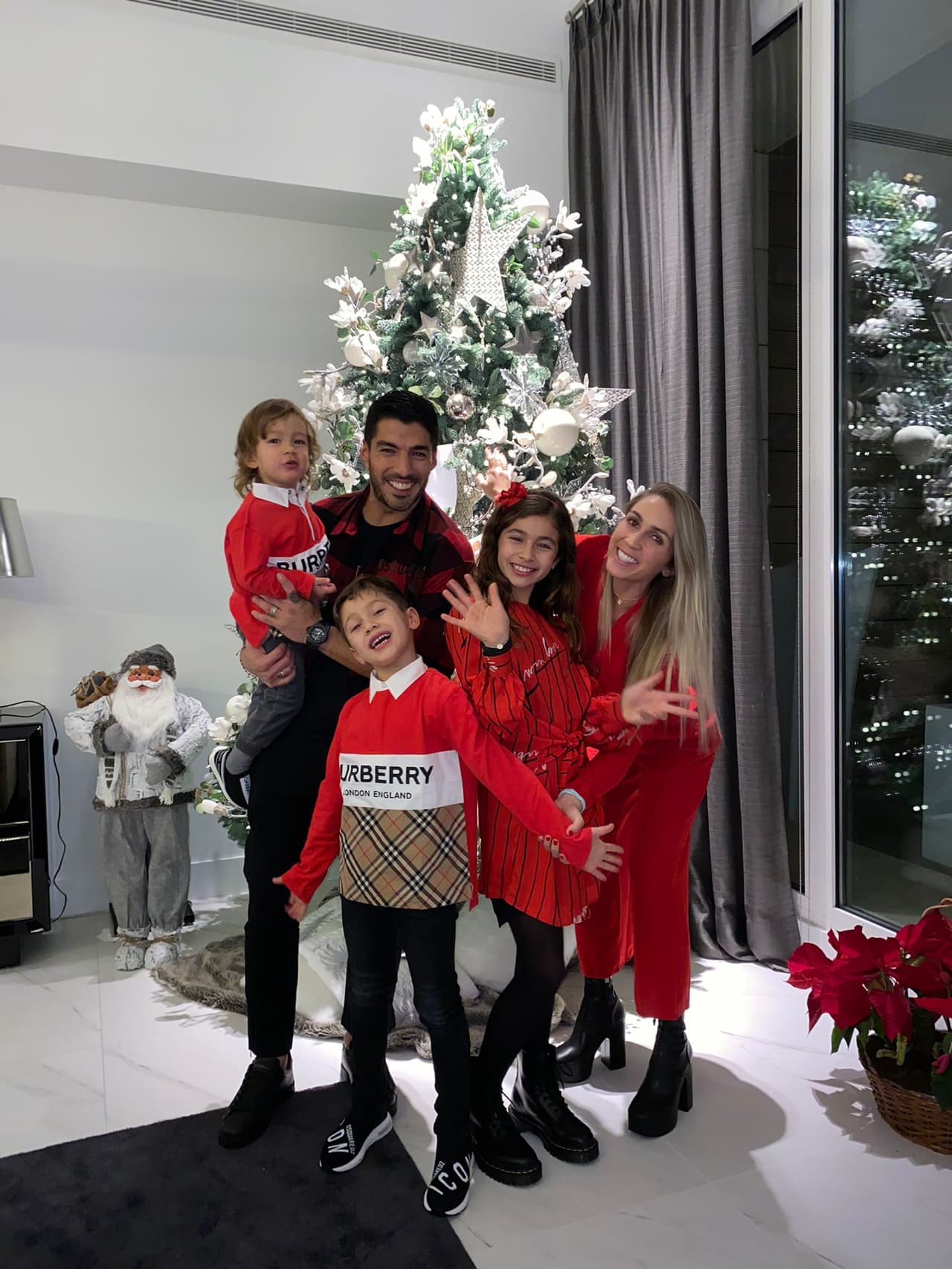 El delantero uruguayo celebró Año Nuevo en compañía de su esposa e hijos.