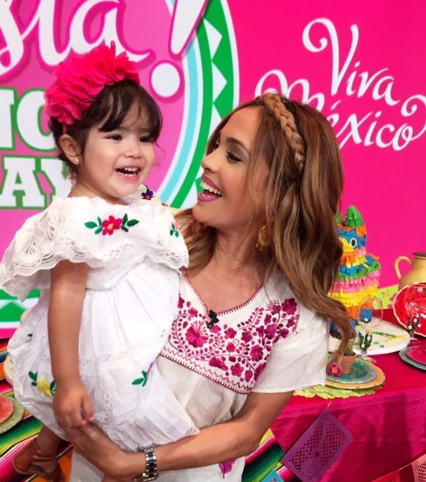Karla es una tía cariñosa que demuestra todo su amor a Giulietta y Gael en cada oportunidad. Aquí la vemos entregándole una gran sonrisa a Giulietta durante su fiesta de cumpleaños número 3.